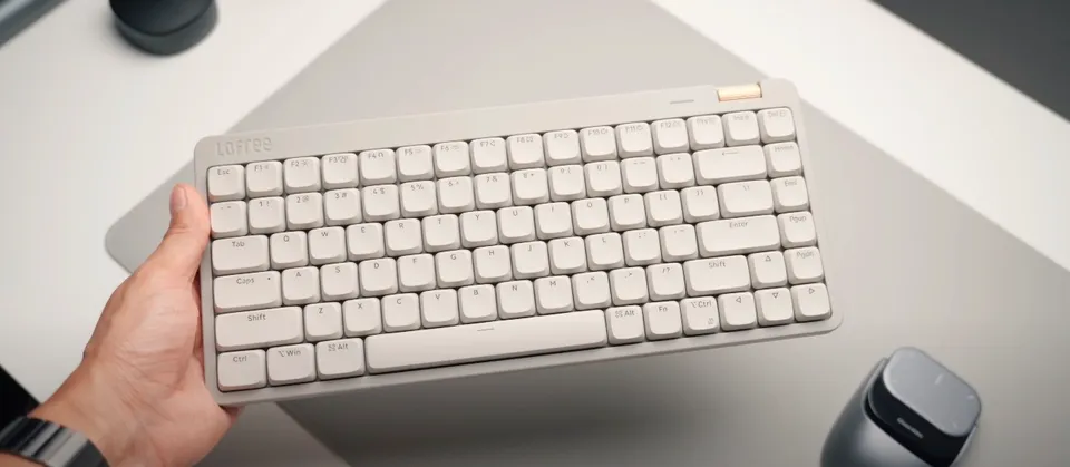 Teclado mecánico compacto en primer plano