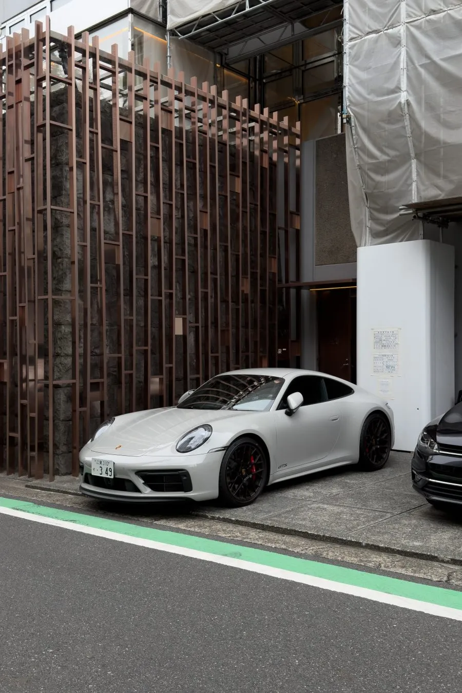 Porsche GTS gris frente al hotel