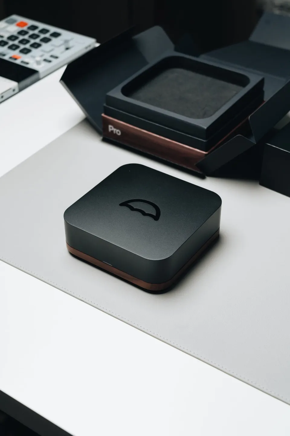 Caja de un iPhone Pro recién abierta sobre el escritorio